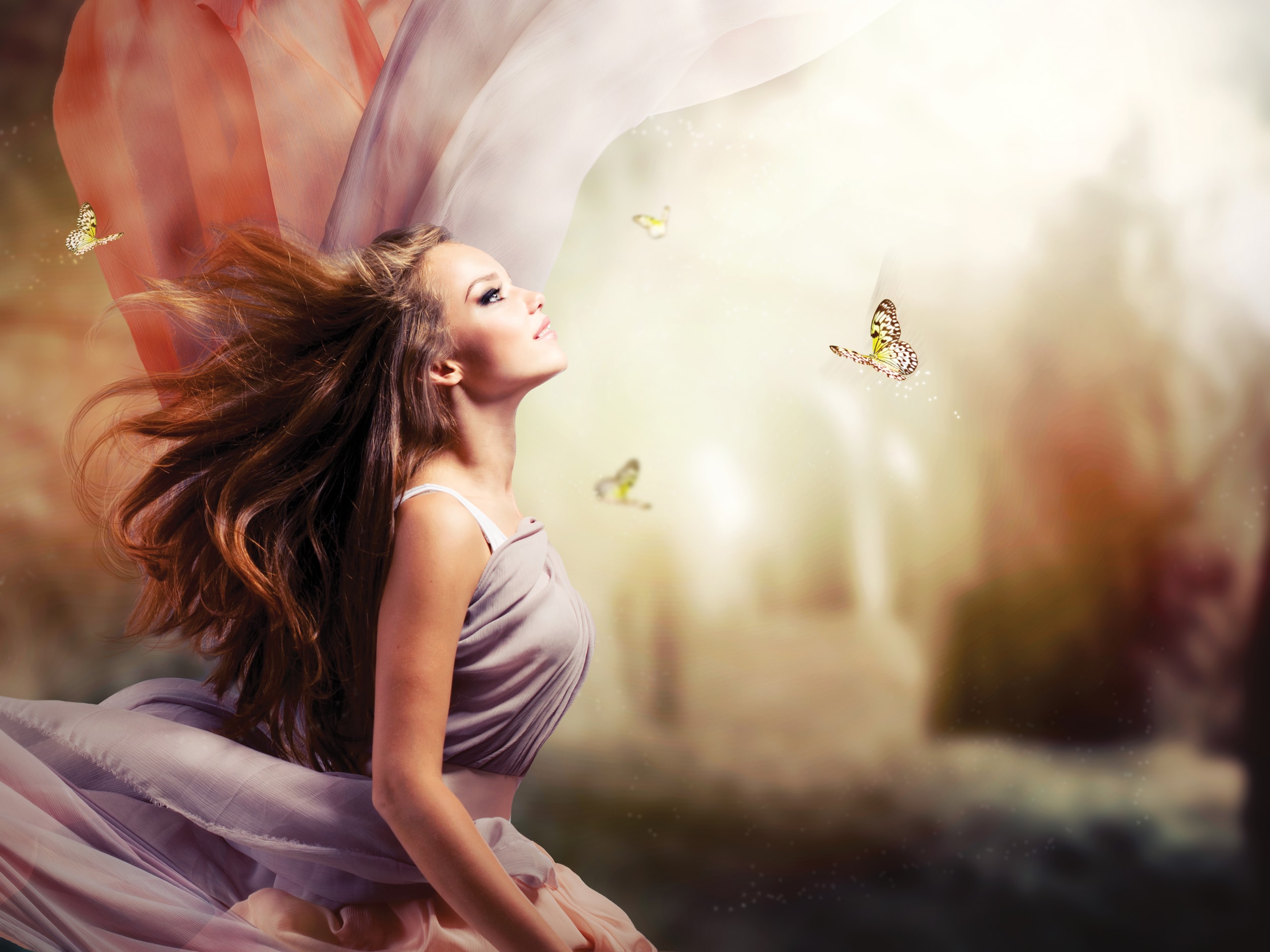 Энергию счастливой жизни. Девушка-бабочка. Счастливая женщина. Счастливая девушка. Девушка волшебство.